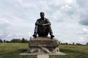Памятник В.М. Шукшину на горе Пикет в Сростках