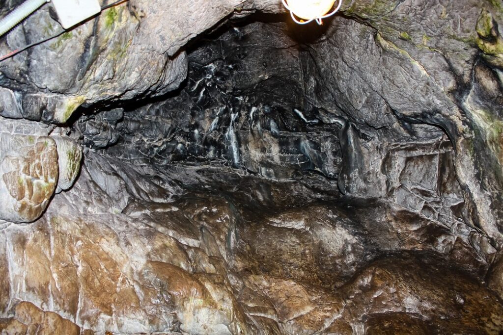 Внутри в Талдинских пещерах