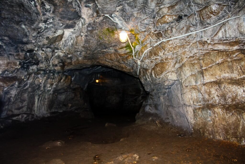 Внутри в Талдинских пещерах