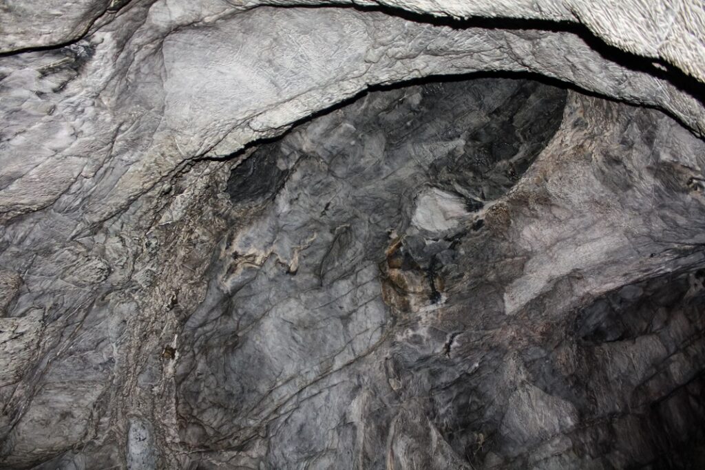 Внутри в Тавдинских пещерах